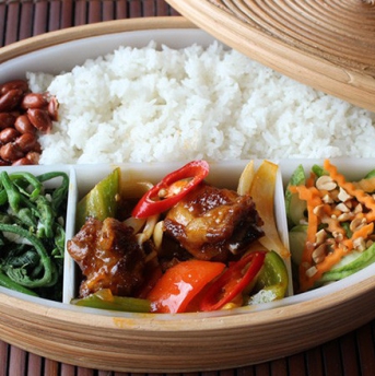 Những nhóm chất dinh dưỡng nào cần cho 1 suất ăn công nghiệp chất lượng?