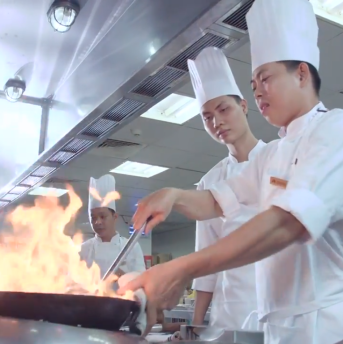 Đằng sau mỗi suất ăn công nghiệp là sự cống hiến thầm lặng của người đầu bếp