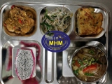 Cơm Gà kho sả ớt  + trứng chiên