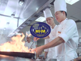 Đằng sau mỗi suất ăn công nghiệp là sự cống hiến thầm lặng của người đầu bếp